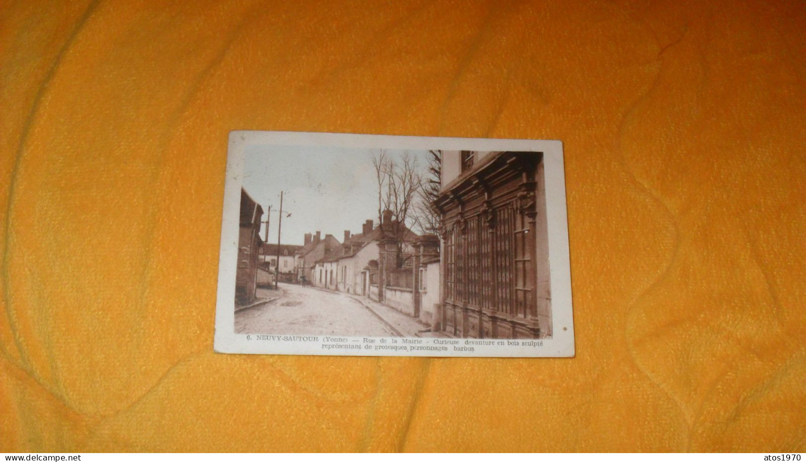 CARTE POSTALE ANCIENNE CIRCULEE DE 1945../ NEUVY SAUTOUR.- RUE DE LA MAIRIE..CURIEUSE DEVANTURE EN BOIS..CACHETS + TIMBR - Neuvy Sautour