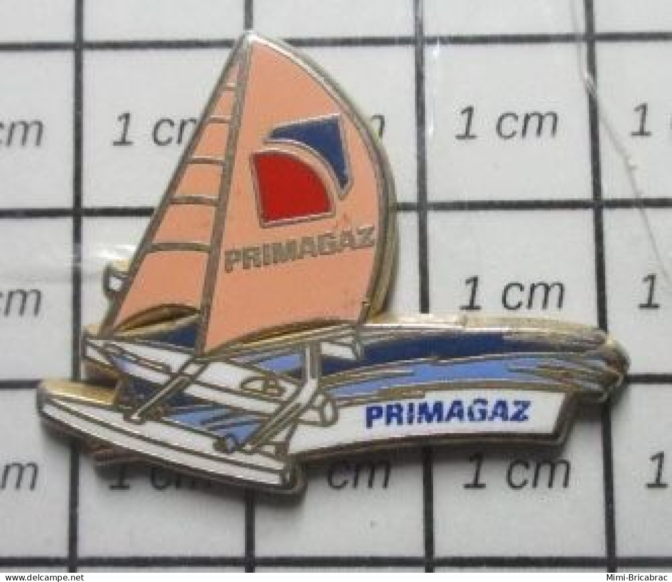 1012B Pin's Pins / Beau Et Rare / SPORTS / VOILE TRIMARAN PRIMAGAZ Par STARPIN'S - Vela