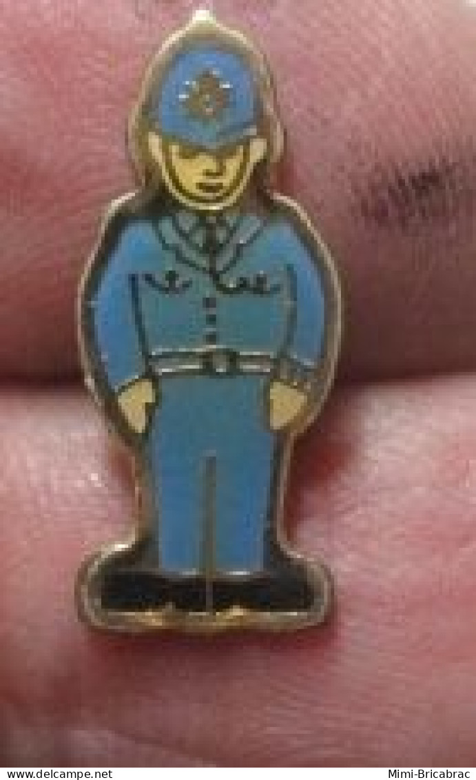 1018B Pin's Pins / Beau Et Rare / POLICE / POLICIER ANGLAIS BOBBY - Polizei