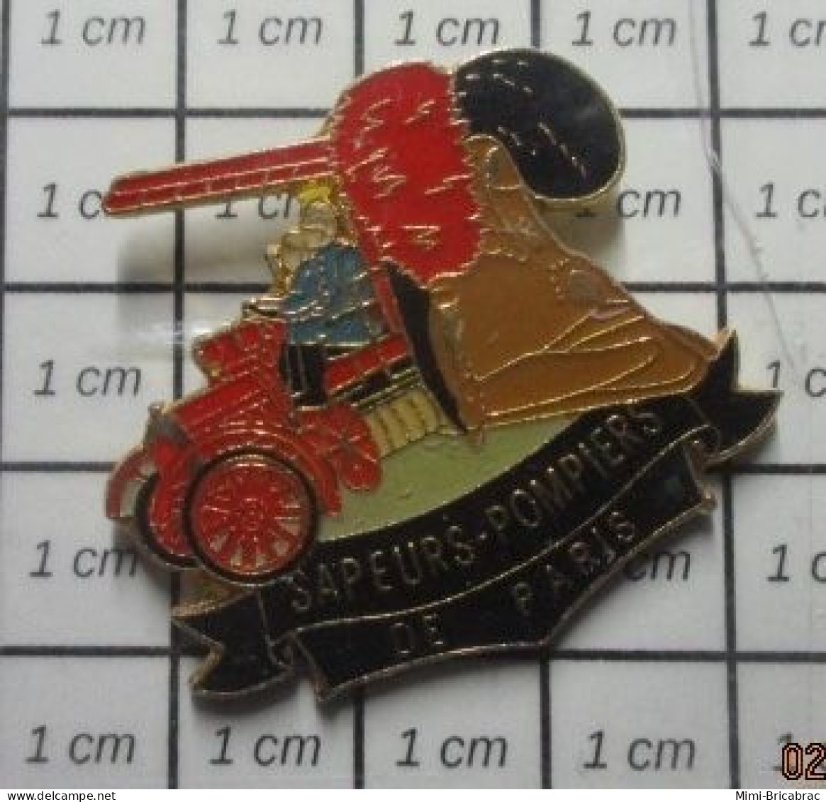 1018c Pin's Pins / Beau Et Rare / POMPIERS / SAPEURS POMPIERS DE PARIS BSPP CASQUE PLUMET - Bomberos