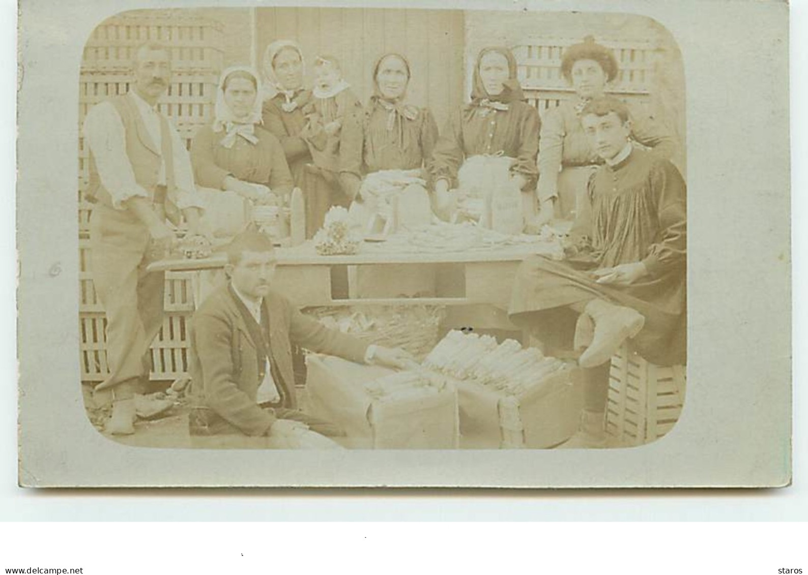 Carte-Photo - Groupe D'hommes Et De Femmes - Vente D'Asperges - Shopkeepers