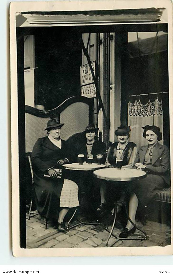 Carte Photo à Identifier - Femmes Attablées à Une Terrasse De Café - Cafés