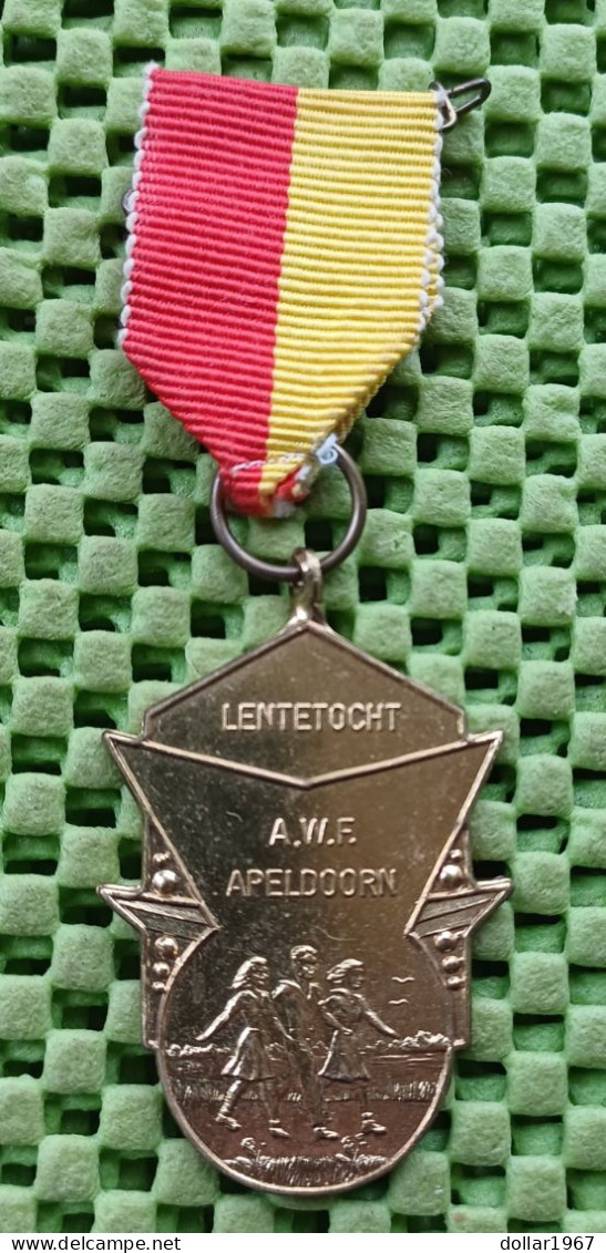 Medaille -   Lentertocht : A.W.F. Apeldoorn.   -  Original Foto  !!  Medallion  Dutch - Adel