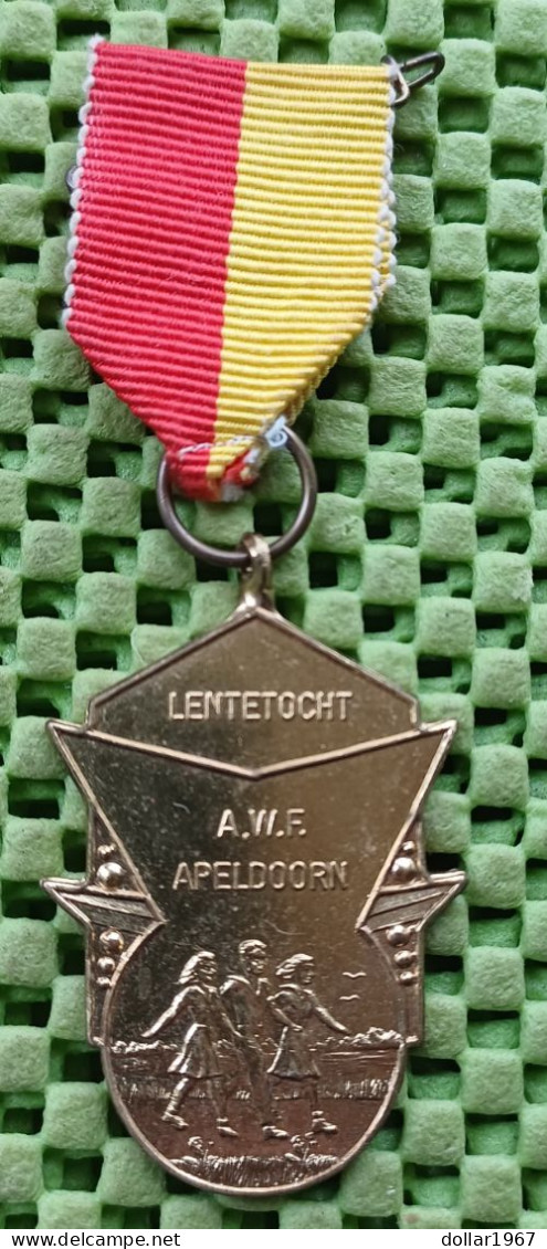Medaille -   Lentertocht : A.W.F. Apeldoorn.   -  Original Foto  !!  Medallion  Dutch - Monarquía/ Nobleza