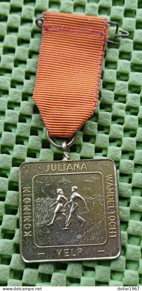 Medaille -   Koningin Juliana Wandeltocht Velp   -  Original Foto  !!  Medallion  Dutch - Monarquía/ Nobleza