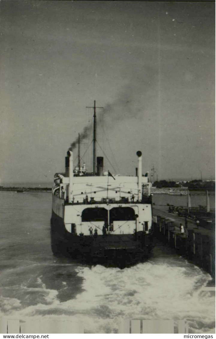 Reproduction - Lr "Shepperton Ferry", Accostage à Boulogne-sur-Mer En Remplacement Du "Lord Warden", Avarié, Août 1956 - Boats