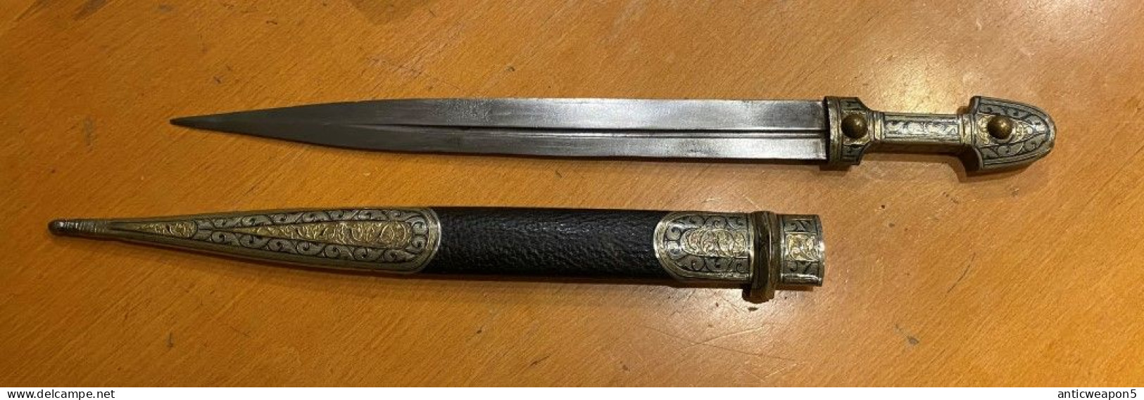 Dagger. Caucasus. Approximately M1880 (H313) The Scabbard Is Silver And Embossed Leather. - Armes Blanches