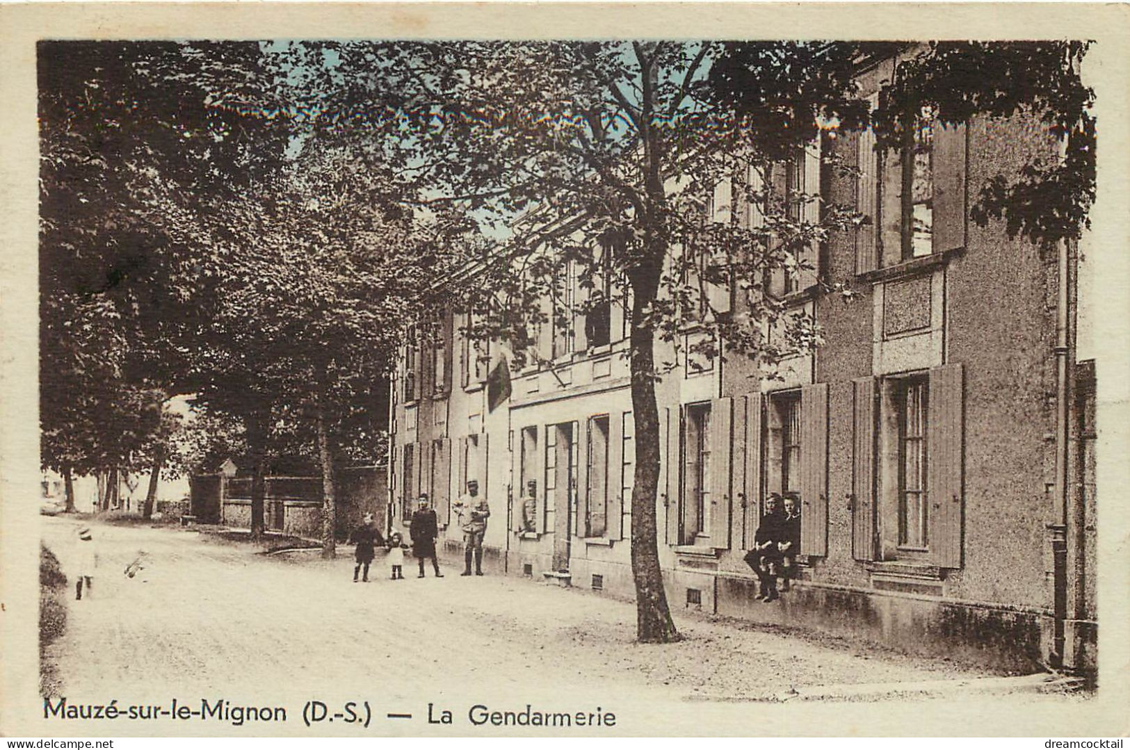 (20e)  79 MAUZE-SUR-LE-MIGNON. La Gendarmerie 1937 Belle Animation état Impeccable - Mauze Sur Le Mignon