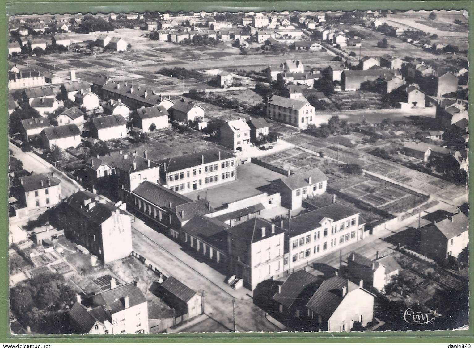 CPSM GF Vue Peu Courante - MEURTHE ET MOSELLE - JARNY - VUE AÉRIENNE DE L'ÉCOLE JULES FERRY - Jarny