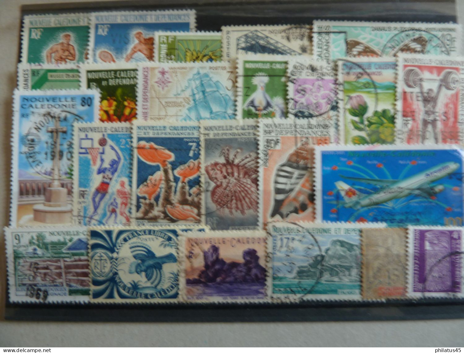 NOUVELLE CALEDONIE LOT DE TIMBRES TOUS DIFFERENTS - Lots & Serien