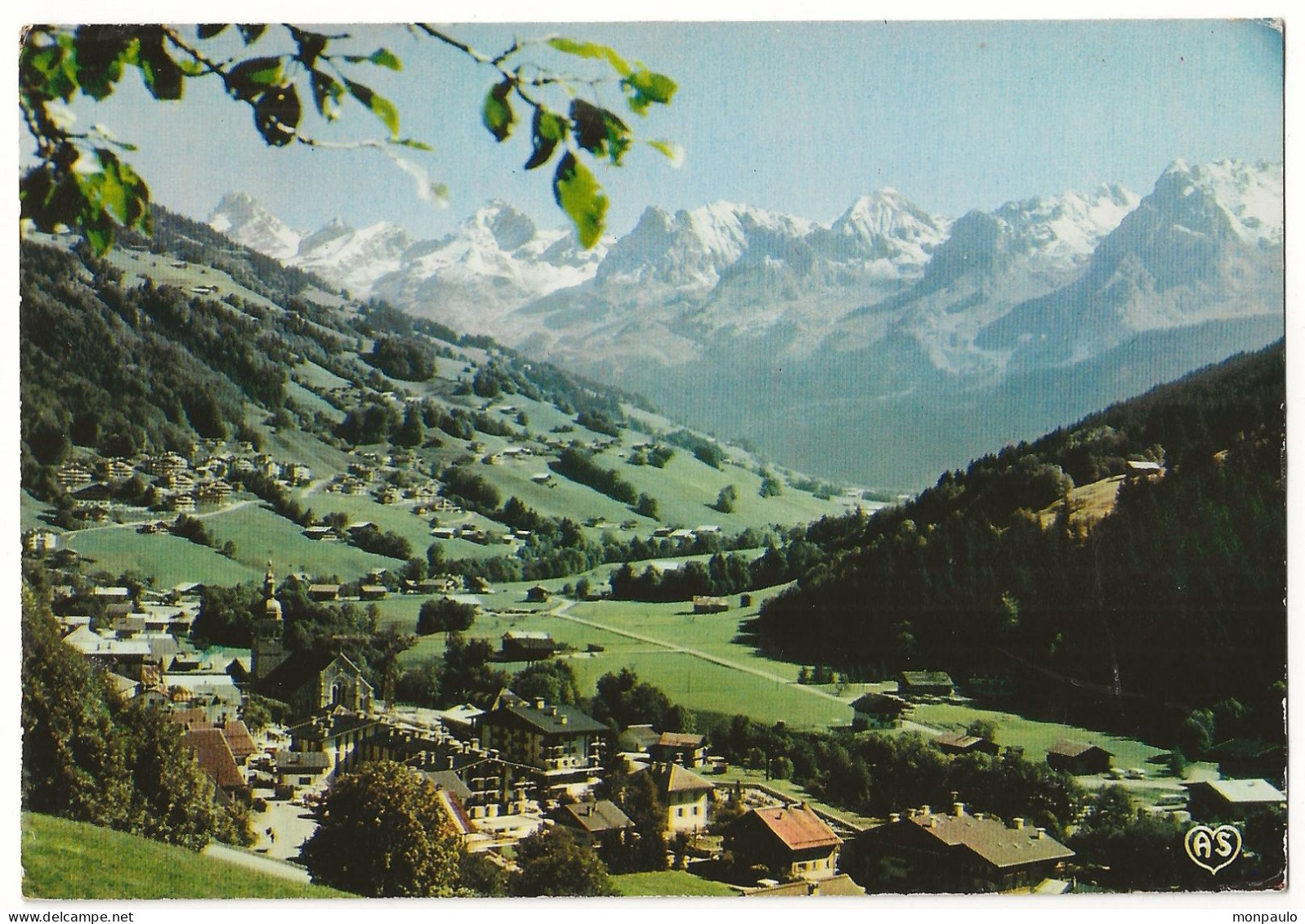 74. CPM. Haute Savoie. Le Grand-Bornand. Vue Générale De La Station, Au Fond, La Chaîne Des Aravis Et La Pointe Percée - Le Grand Bornand