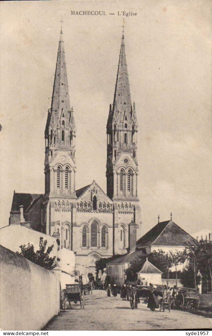 MACHECOUL - Belle Vue Animée Devant L'Eglise . ( Nombreux Attelages ) - Machecoul