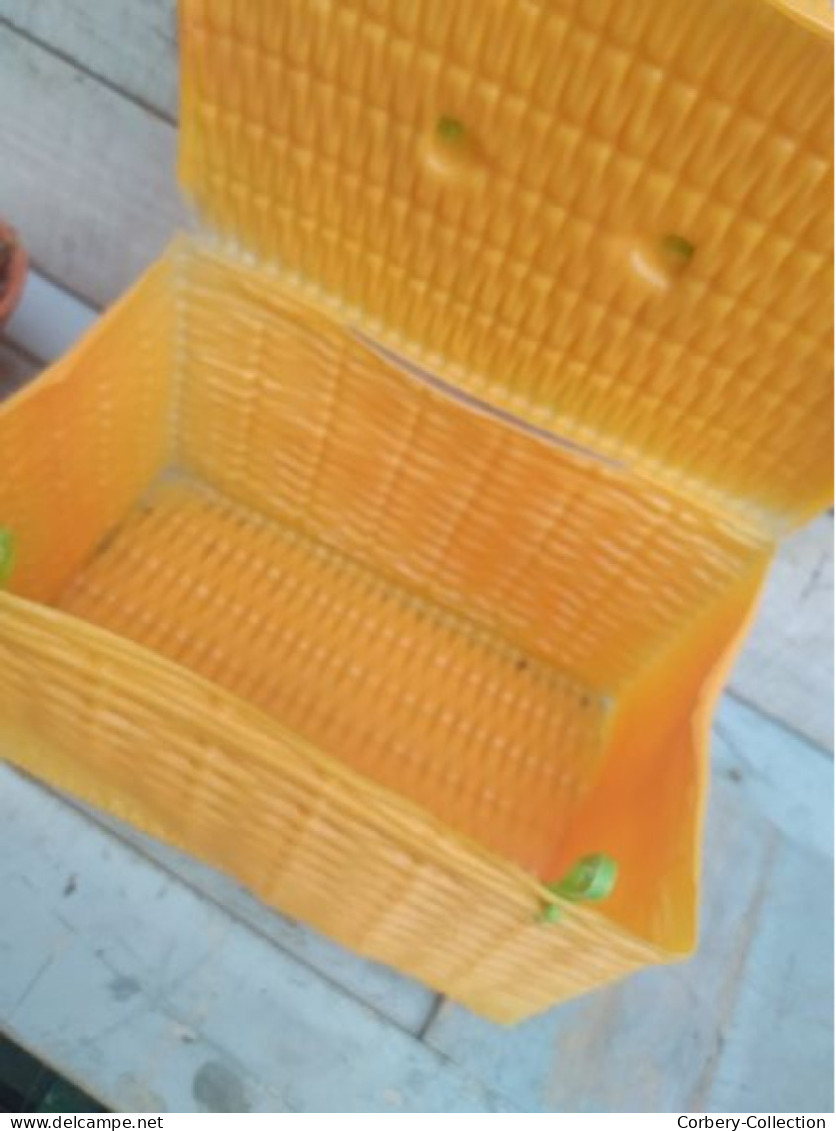 Ancien Jouet Plage Panier Goûter Plastique Jaune ou Vert Vintage