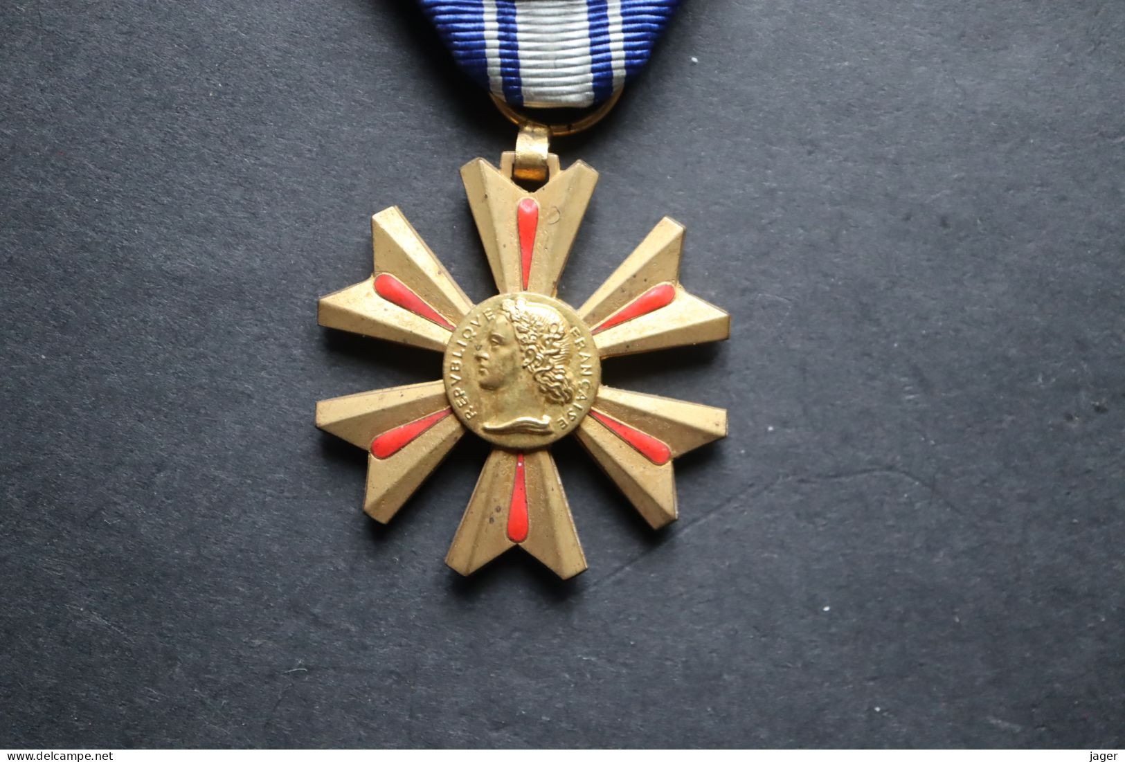 Ordre Médaille France   Mérite Du Sang  Officier 1er Modèle - France