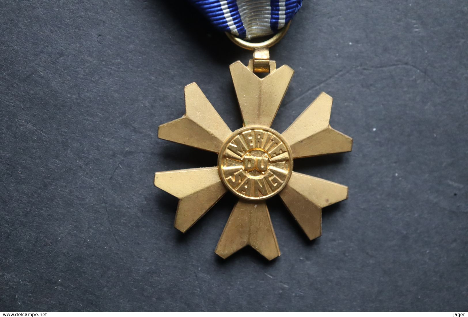 Ordre Médaille France   Mérite Du Sang  Officier 1er Modèle - France