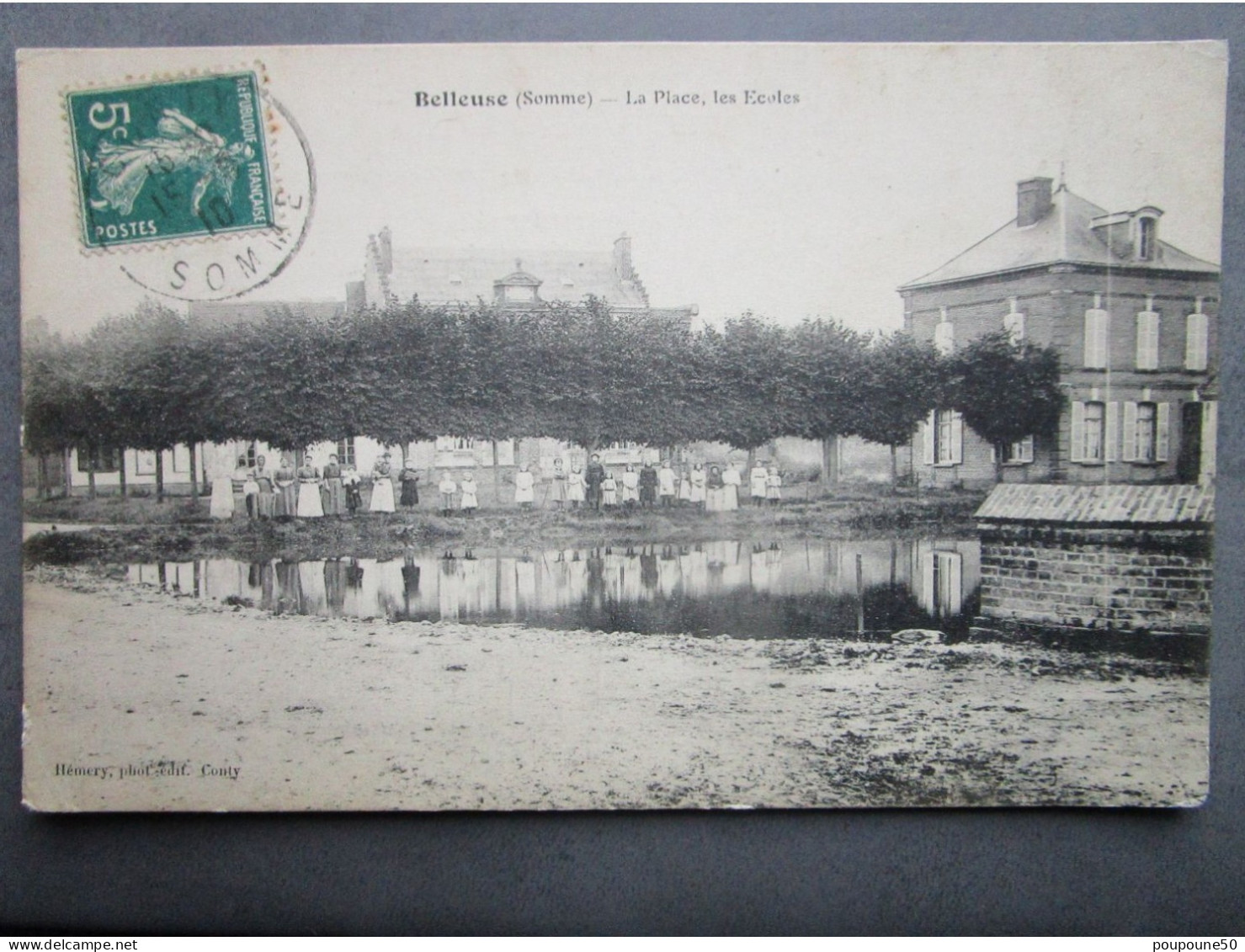 CPA 80 Somme BELLEUSE Prés Conty - La Place , Les écoles,  Le Plan D'eau  Vers 1910 - Conty