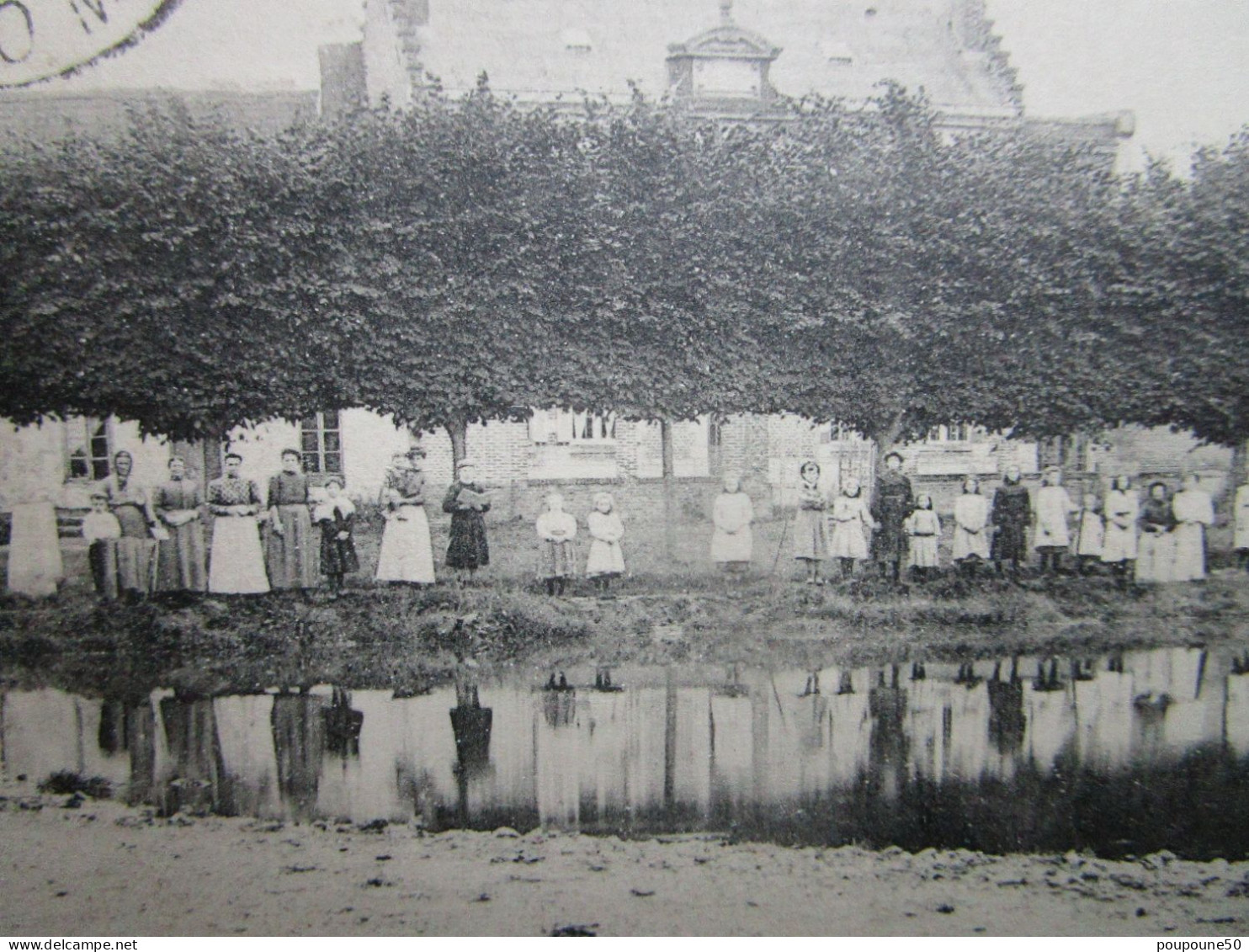 CPA 80 Somme BELLEUSE Prés Conty - La Place , Les écoles,  Le Plan D'eau  Vers 1910 - Conty