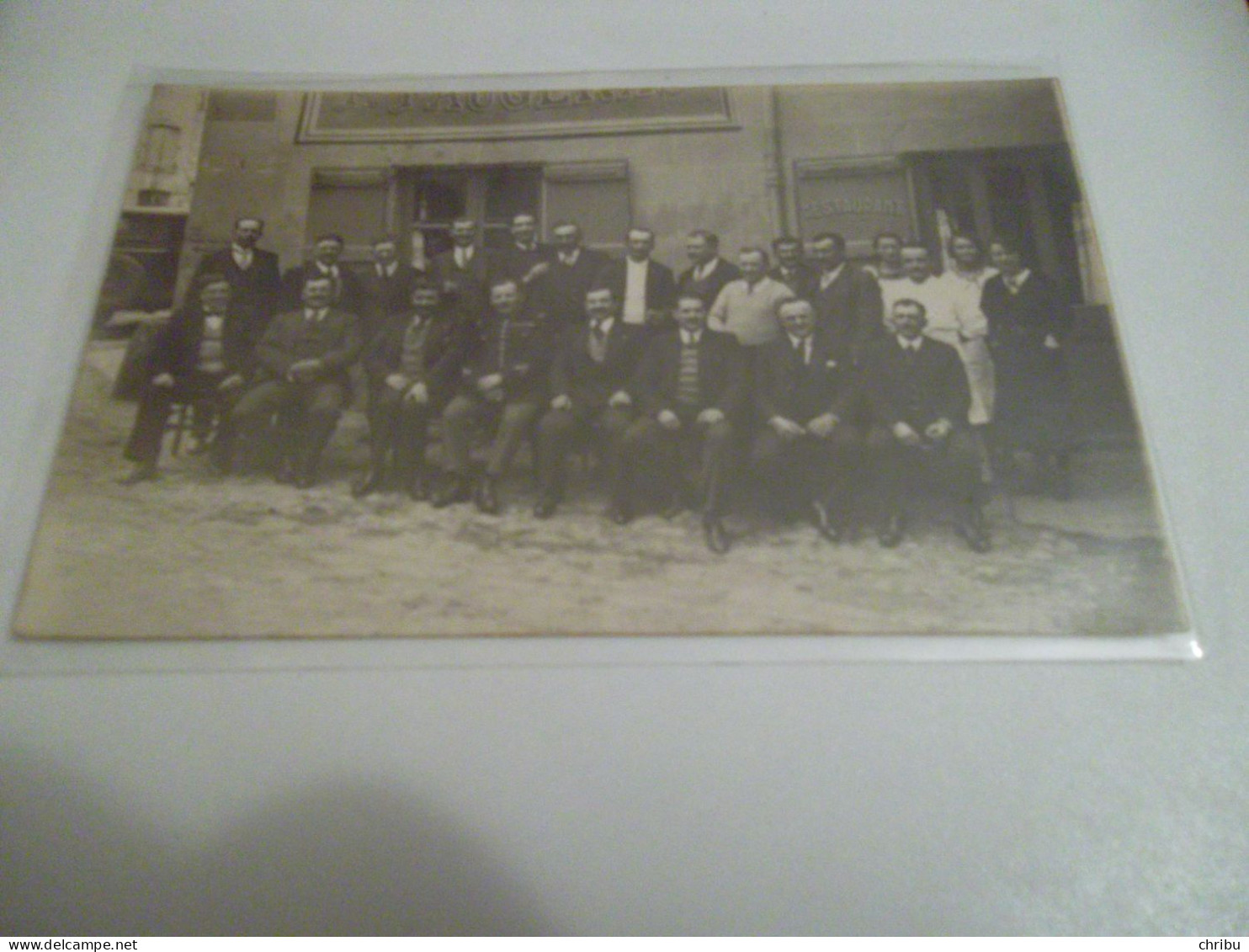 PHOTO DE GROUPE DEVANT UN RESTAURANT NON SITUE - Restaurants