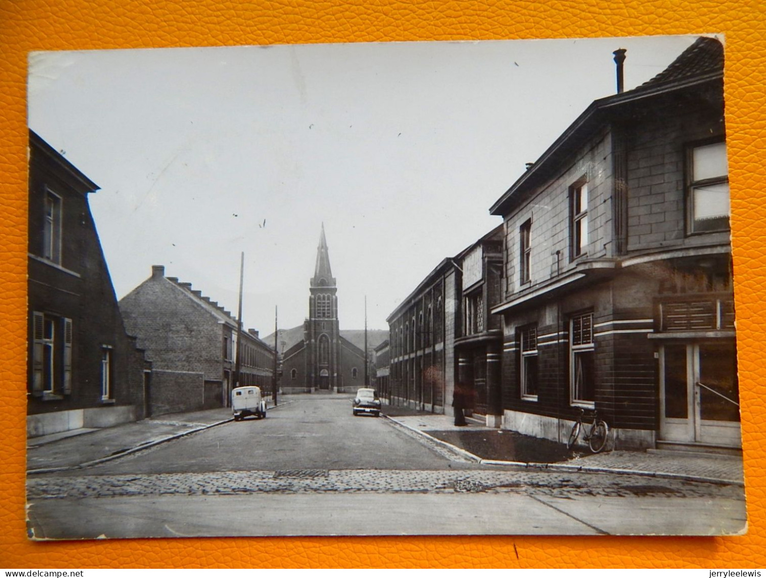 BOUSSU  -  La Rue De L' Eglise - Boussu