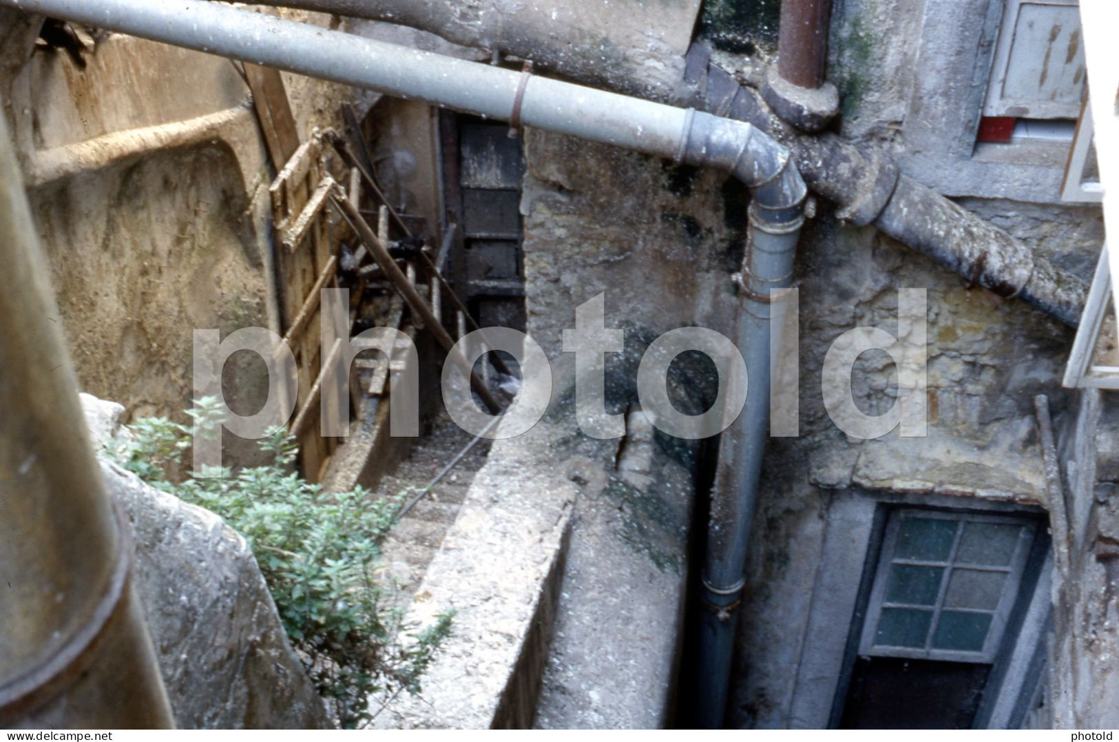 1983 OLD BACKYARD LISBON PORTUGAL AMATEUR 35mm DIAPOSITIVE SLIDE Not PHOTO No FOTO NB3894 - Diapositives