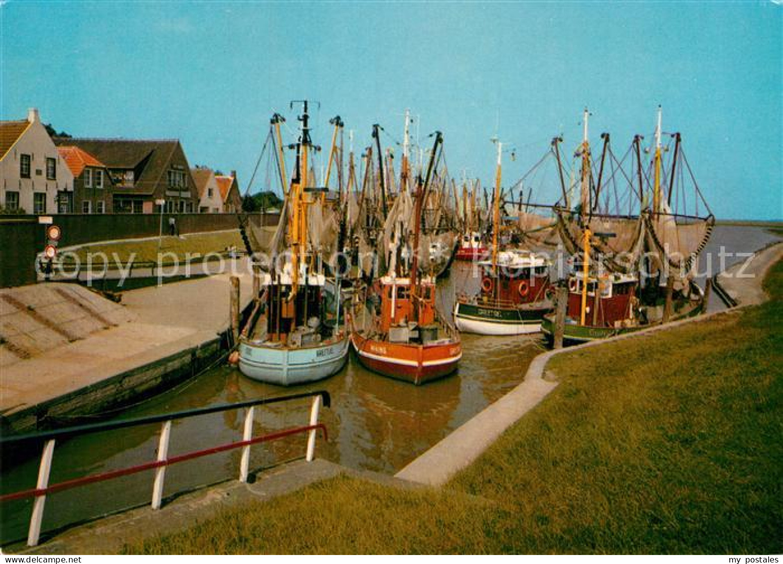 72926989 Greetsiel Fischerhafen Greetsiel - Krummhörn