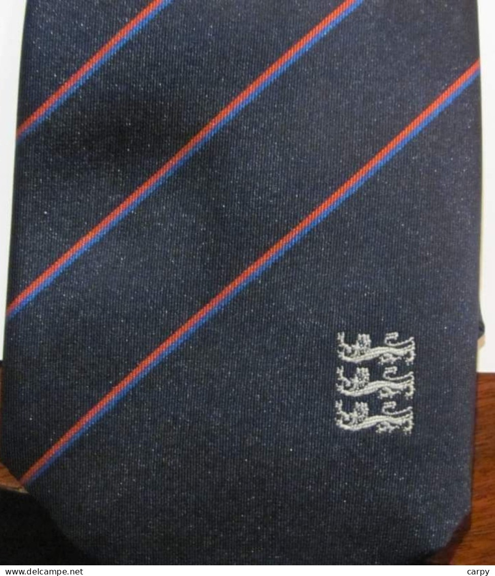 ENGLAND Tie & Pin Quie Old FA Football Association / NOS / Polyester & Enameled Brass - Abbigliamento, Souvenirs & Varie