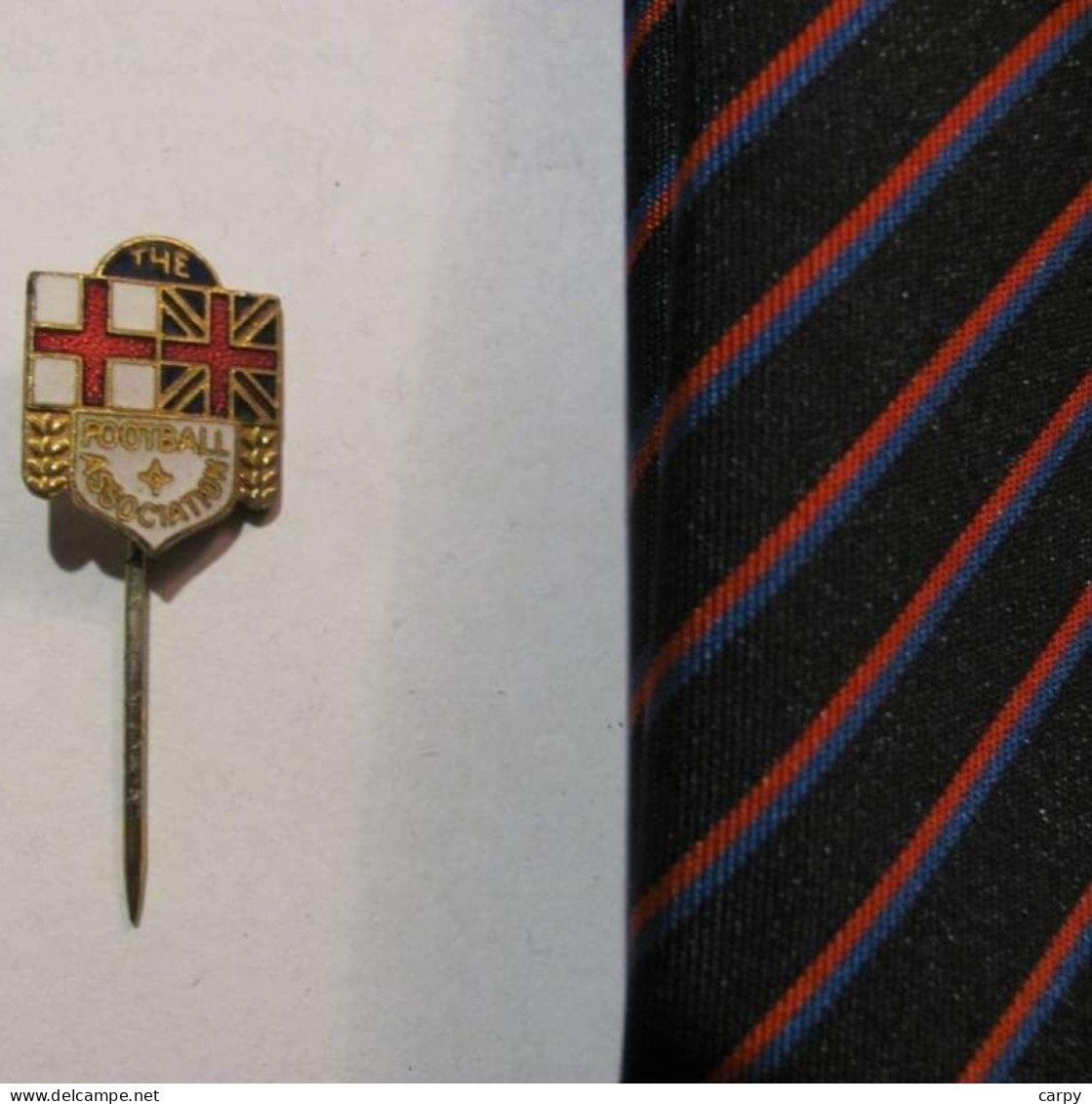 ENGLAND Tie & Pin Quie Old FA Football Association / NOS / Polyester & Enameled Brass - Abbigliamento, Souvenirs & Varie