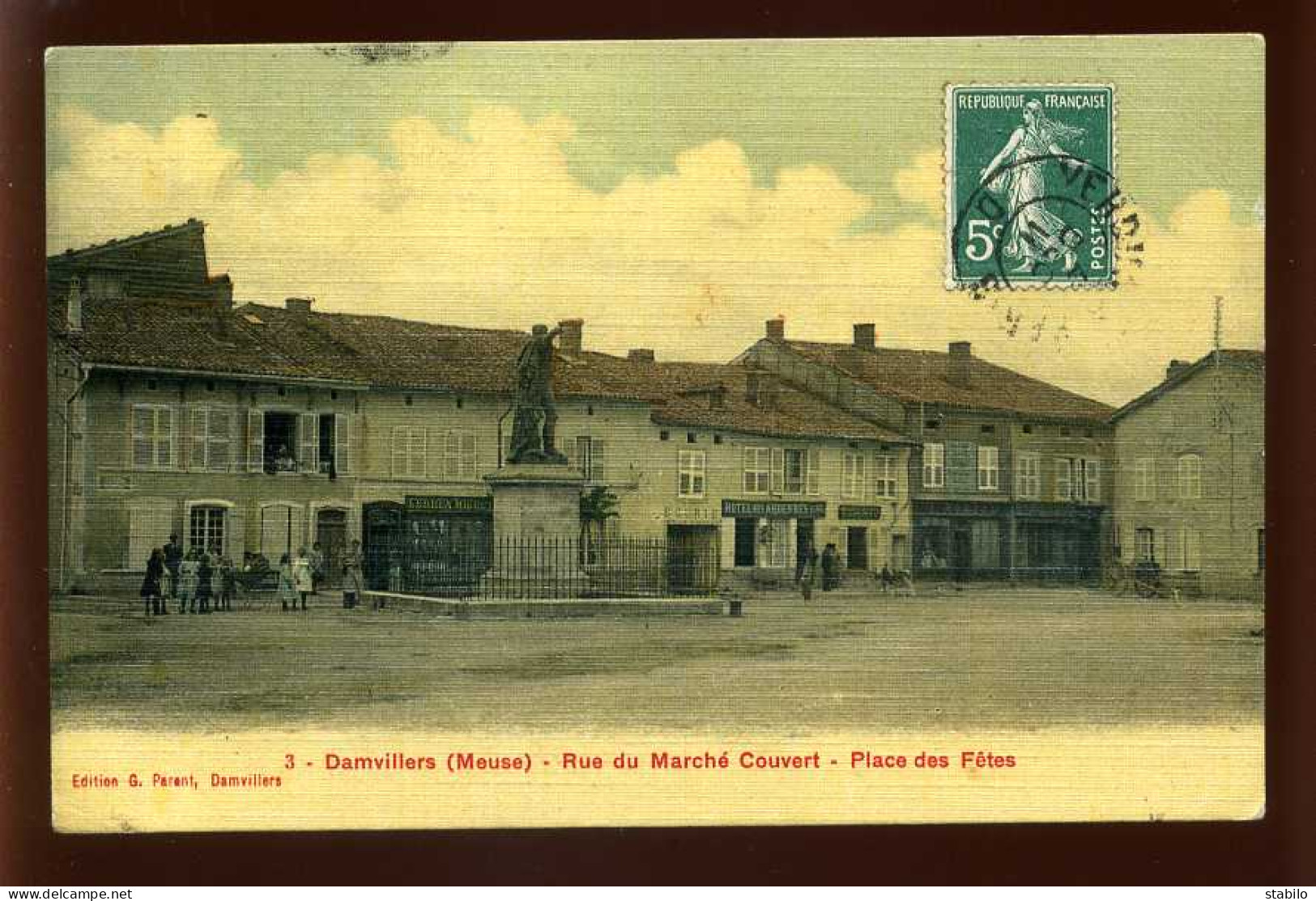 55 - DAMVILLERS - RUE DU MARCHE COUVERT - PLACE DES FETES - MAGASIN LERBRUN-MIGUET - CARTE ANCIENNE TOILEE ET COLORISEE - Damvillers