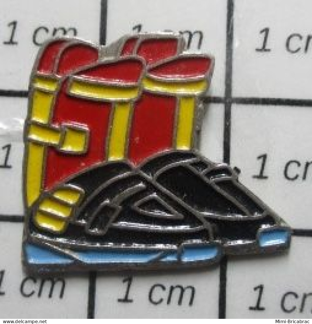 715A Pin's Pins / Beau Et Rare / SPORTS / CHAUSSURES DE SKI JAUNE NOIR ET ROUGE - Sports D'hiver