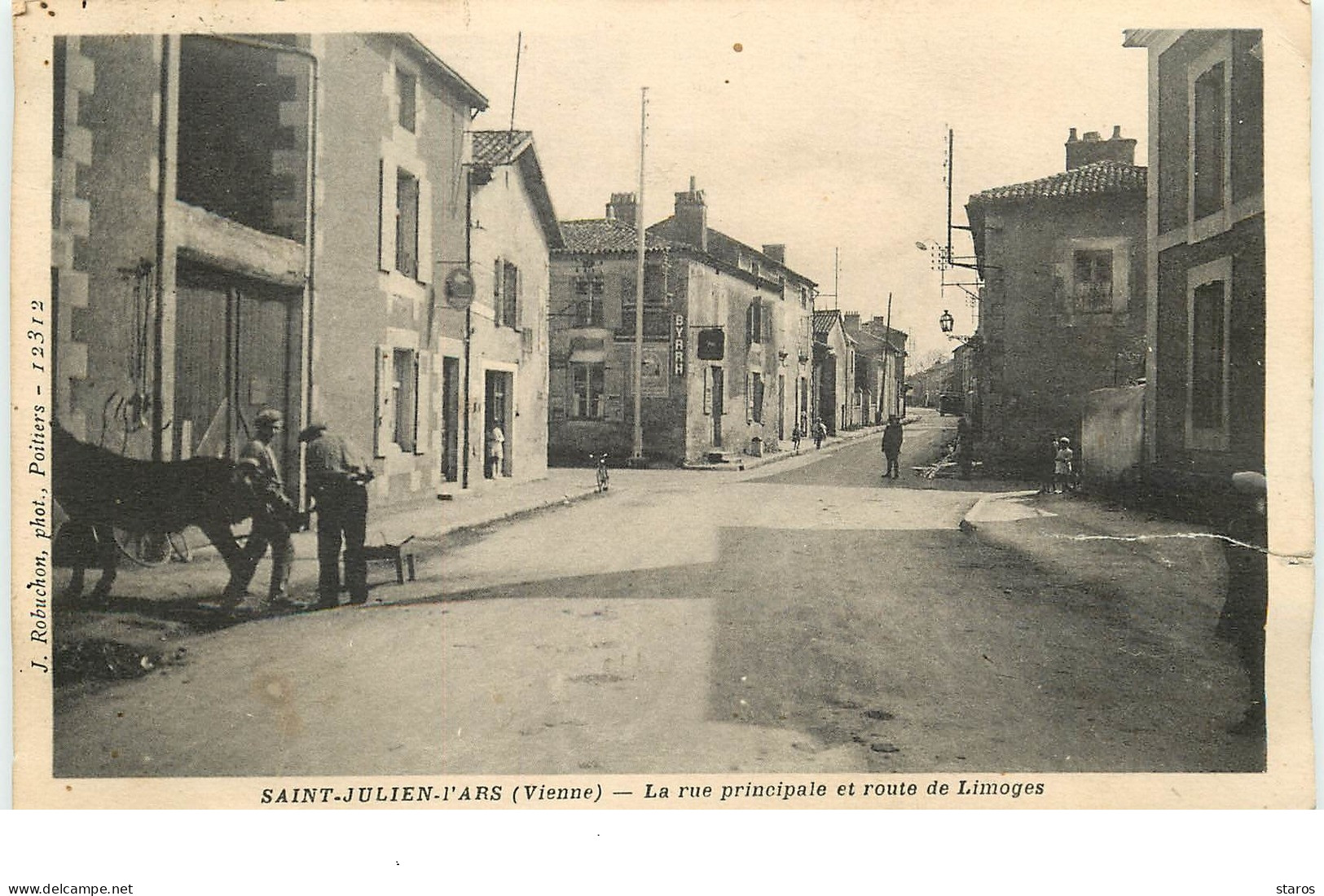 SAINT-JULIEN-L'ARS - La Rue Principale Et Route De Limoges - Maréchal Ferrant - Carte Vendue En L'état - Saint Julien L'Ars