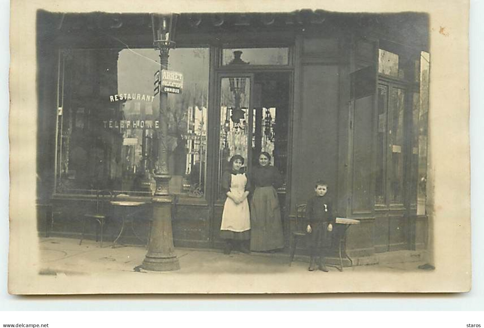 Carte Photo à Localiser - Deux Femmes Au Pas De Porte D'un Restaurant - Arrêt D'Omnibus - Ristoranti