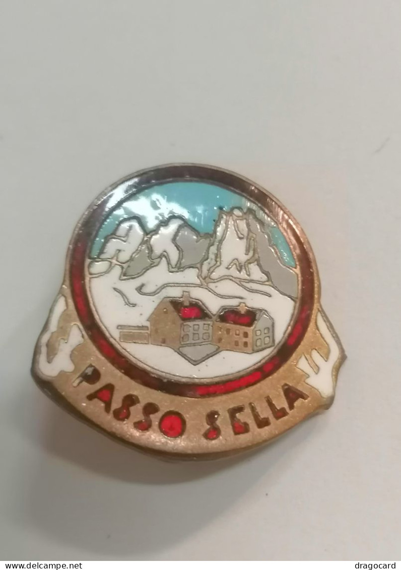 PASSO SELLA  LABOR MILANO RIFUGIO   ALPINO  SCI SKI  SPILLA  VECCHIO PIN'S SPILLA PORCELLANATA - Sports D'hiver