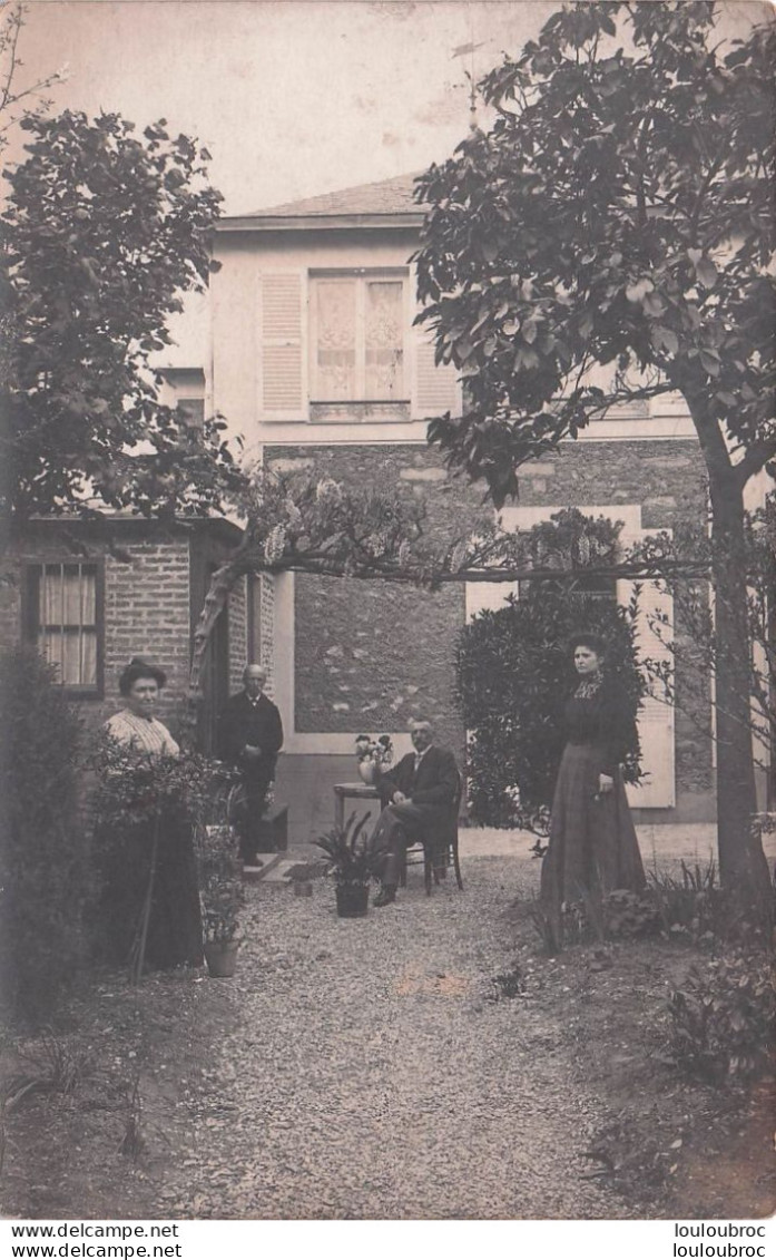 CARTE PHOTO FAMILLE DANS SON JARDIN - A Identifier