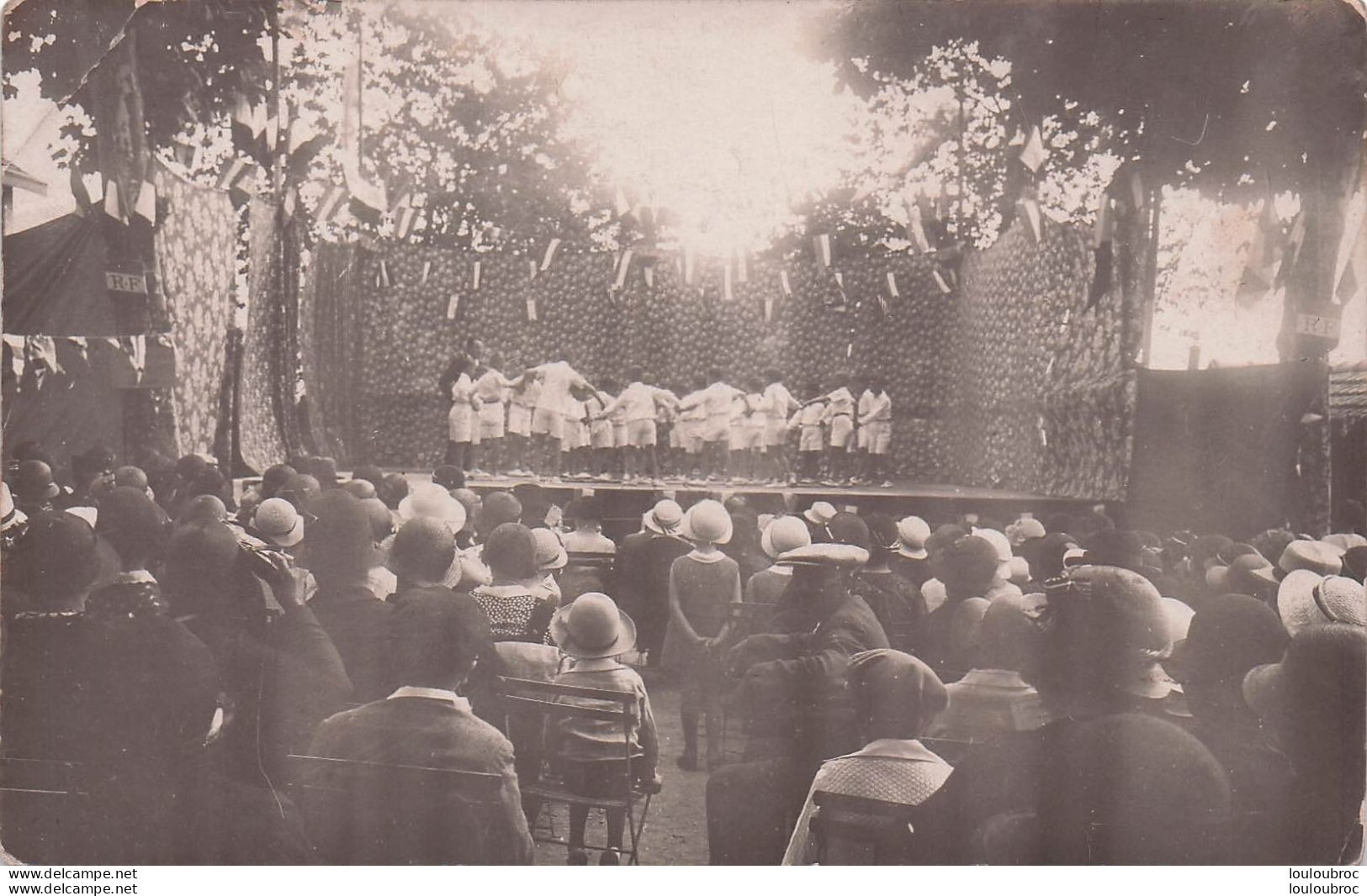 CARTE PHOTO REPRESENTATION D'ENFANTS DEVANT LES SPECTATEURS - A Identifier