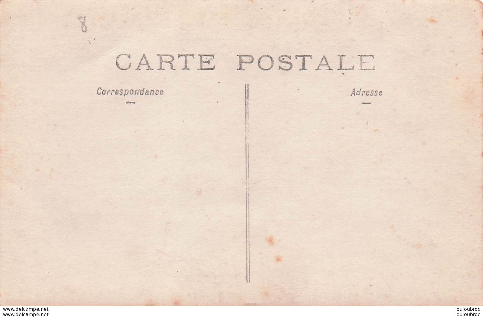 CARTE PHOTO GROUPE DE PERSONNES OU TOUS ONT QUELQUE CHOSE D'EPINGLE A LA POITRINE - A Identifier