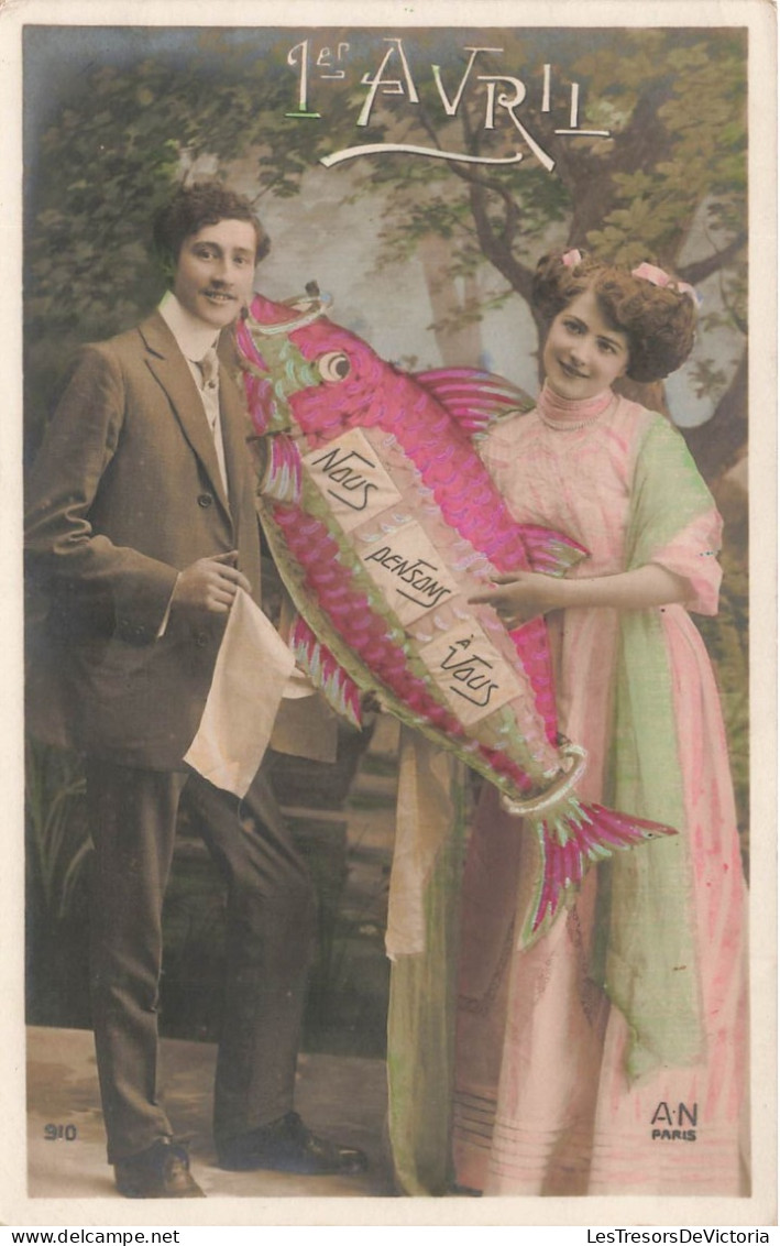 FETES ET VOEUX - 1er Avril - Un Couple Tenant Un Grand Poisson - Colorisé - Carte Postale Ancienne - 1 April (aprilvis)