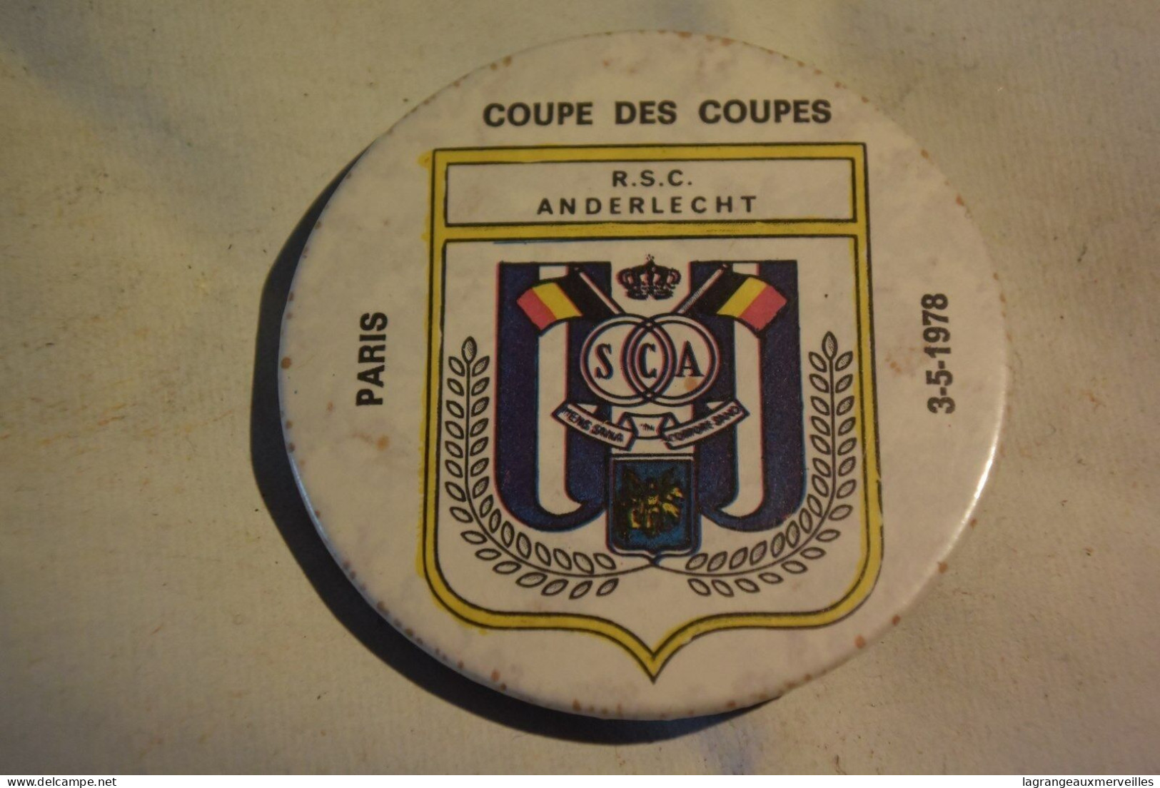 C57 Ancien Badge 1978 Anderlecht Coupe Des Coupes PARIS - Abbigliamento, Souvenirs & Varie