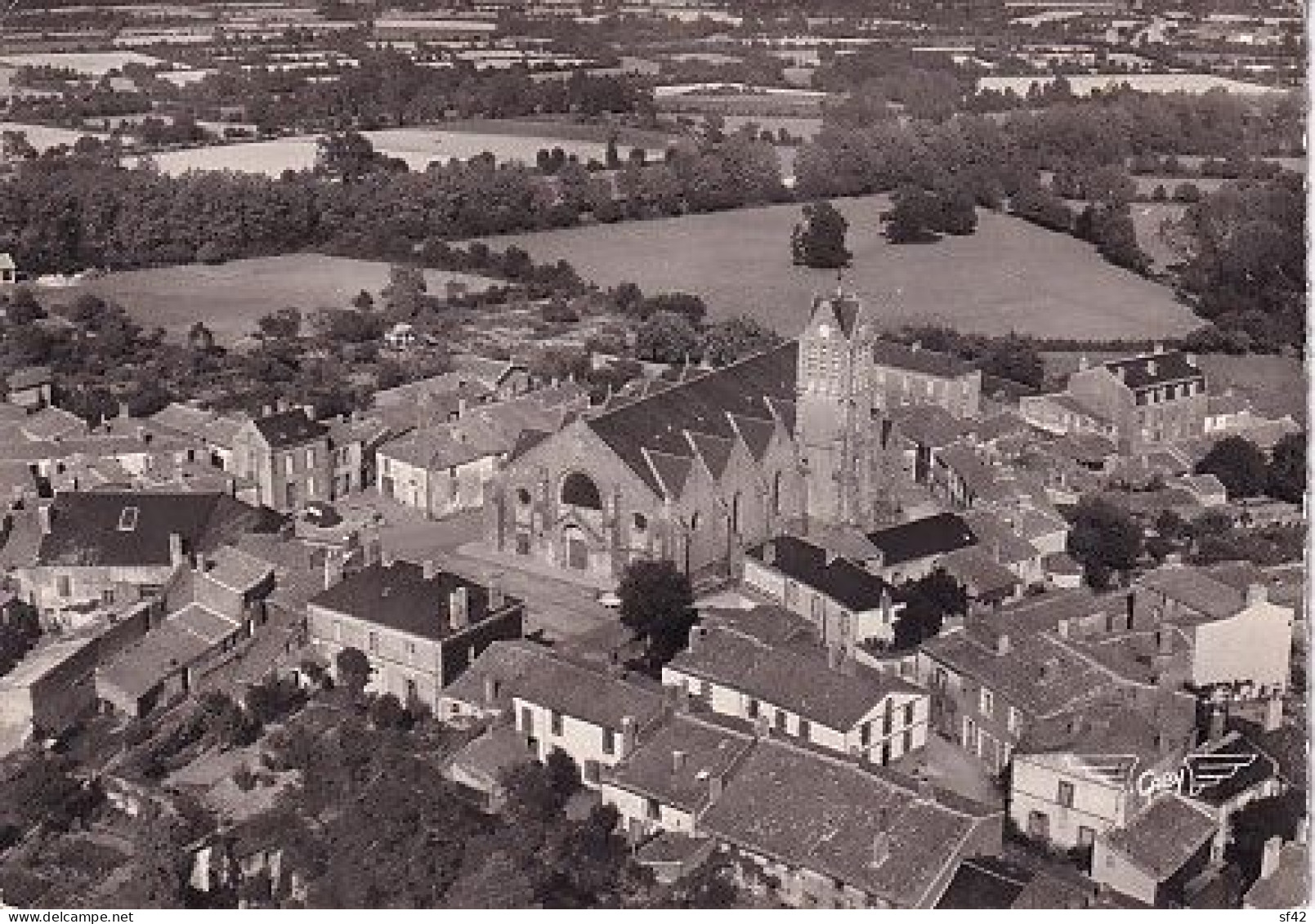 LEGE                 L église       Vue Aérienne - Legé