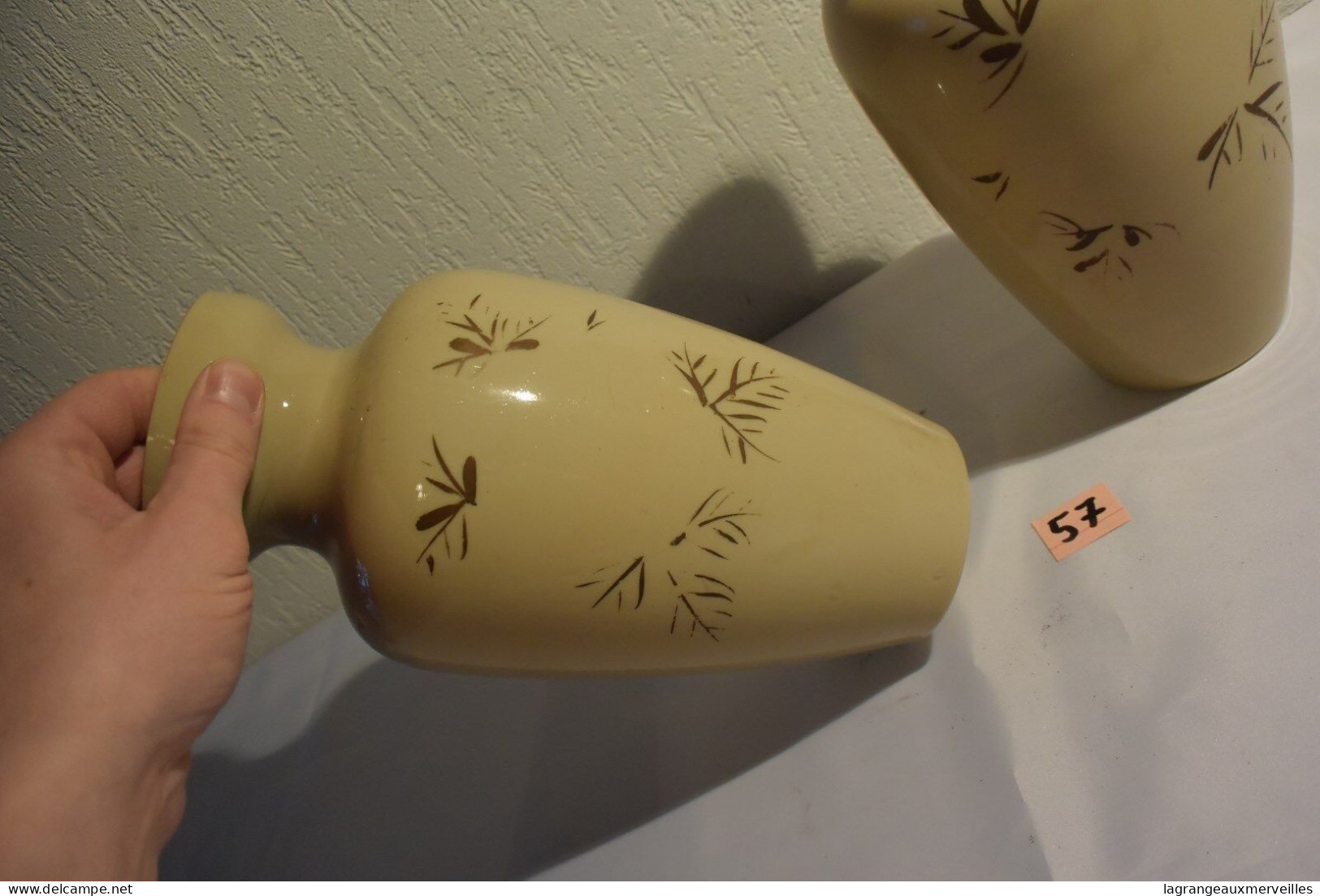 C57 2 Magnifiques Vases En Opaline Beige Décoré - Vasen