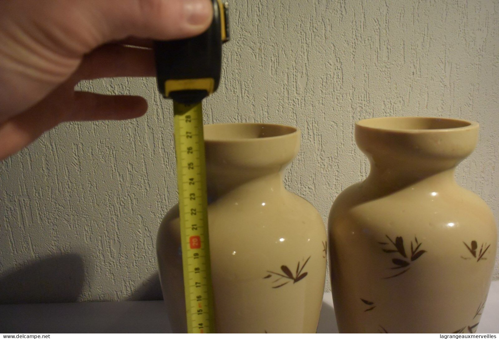 C57 2 Magnifiques Vases En Opaline Beige Décoré - Vases