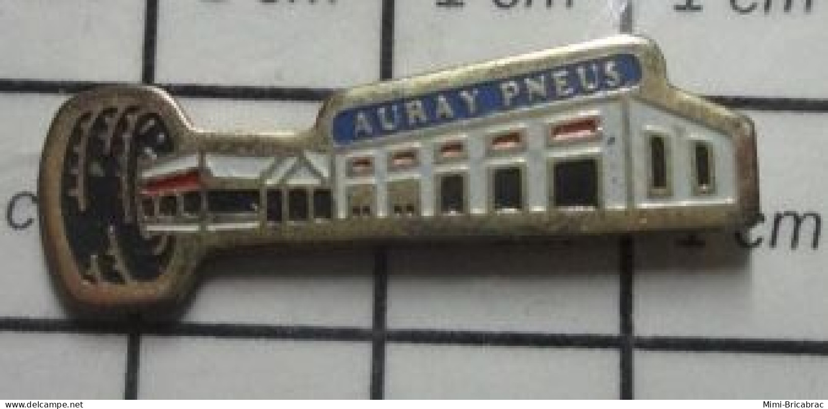 713H  Pins Pin's / Rare & Belle Qualité MARQUES / AURAY D'EPHESE PNEUS - Cyclisme