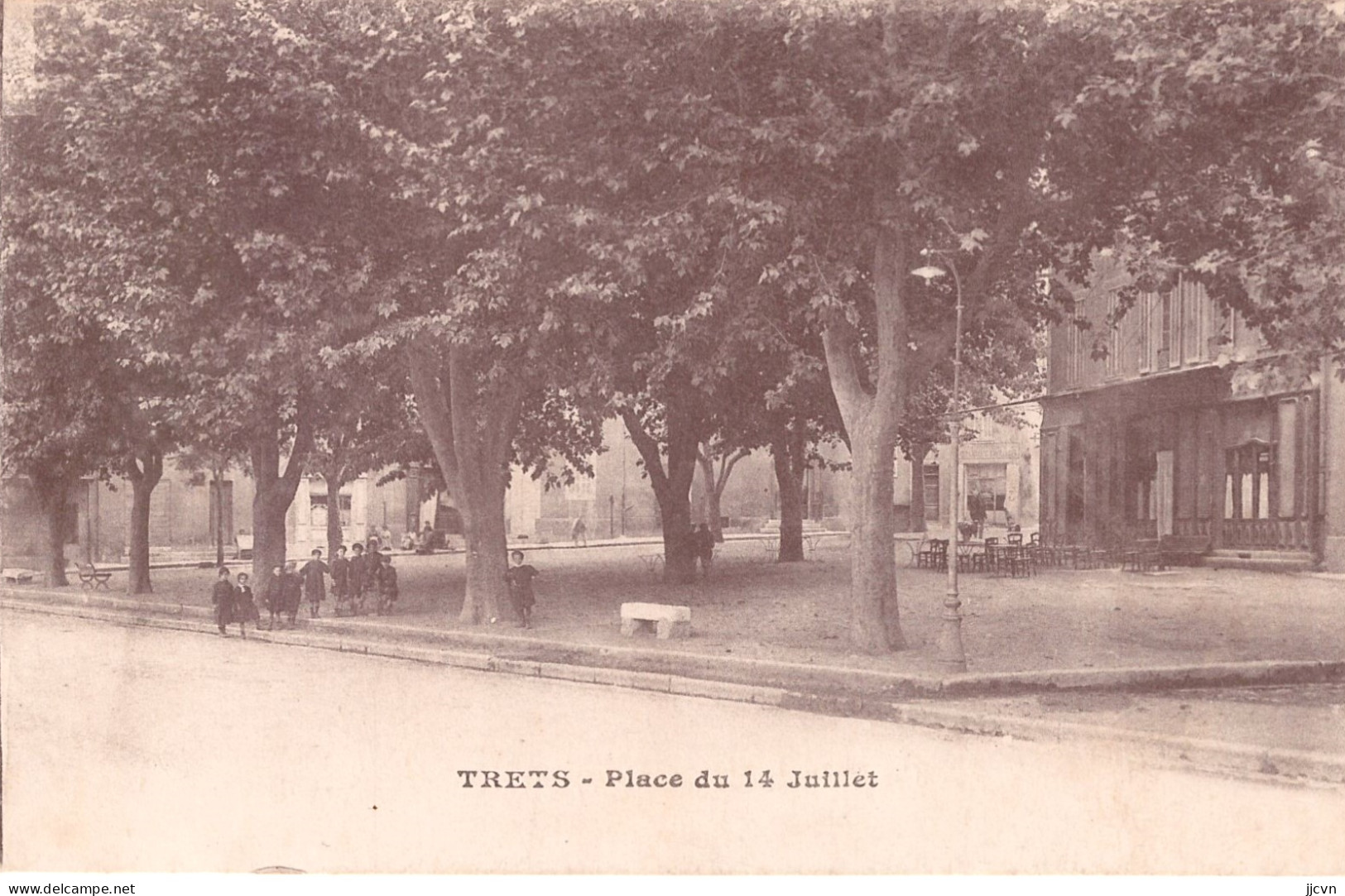 = 13 =  Bouches Du Rhône - Trets - Place Du 14 Juillet - Trets