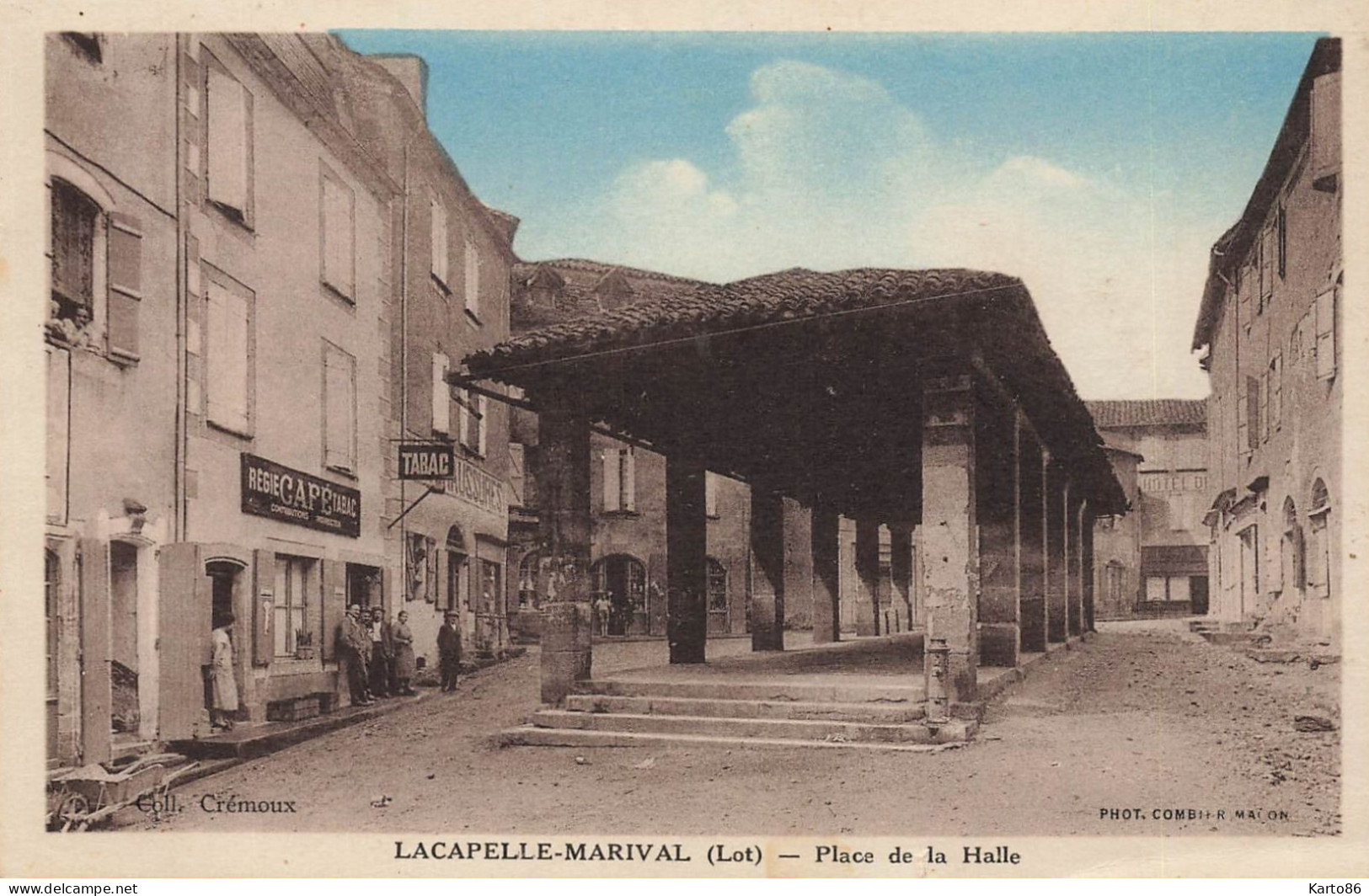 Lacapelle Marival * Place De La Halle Du Village * Débit De Tabac Tabacs TABAC Régie * Magasin Chaussures * Villageois - Lacapelle Marival