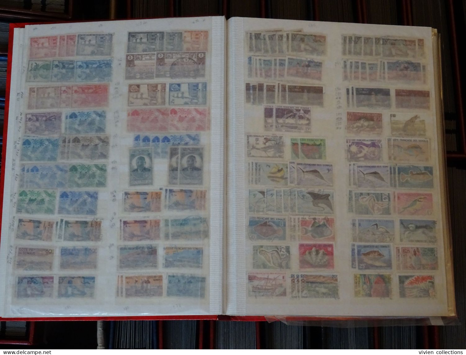 97 classeurs de timbres dont France avec une collection en 3 albums, colonies françaises avant et après indépendances...