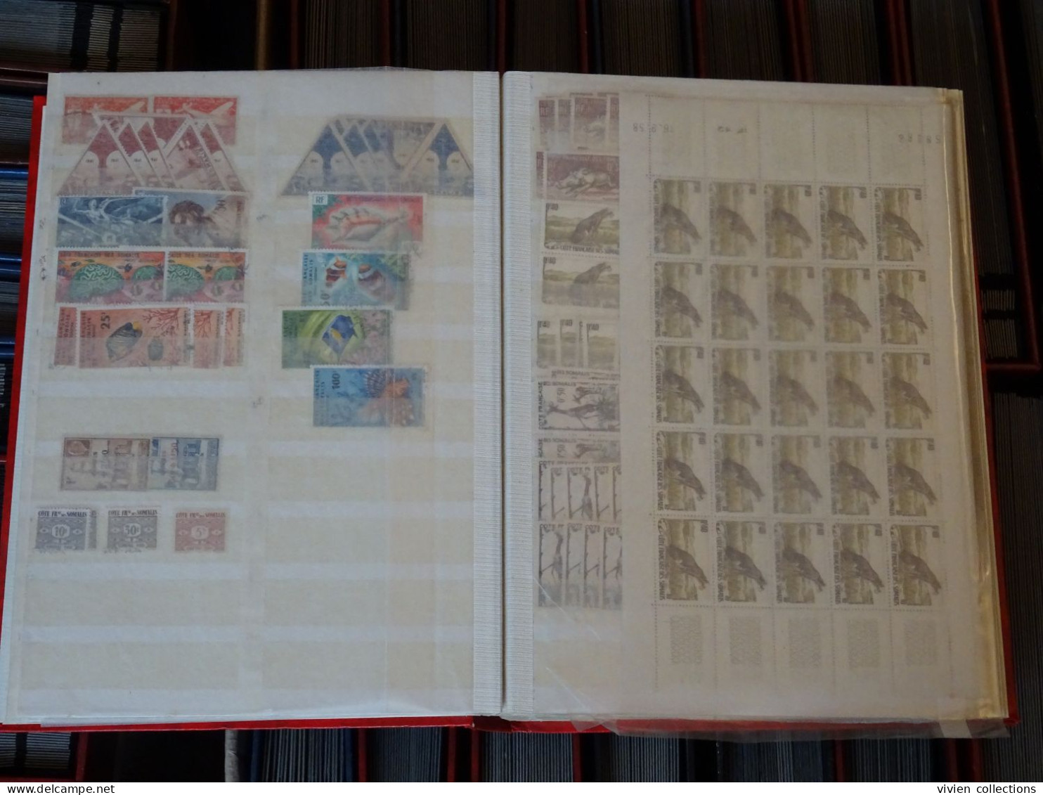 97 classeurs de timbres dont France avec une collection en 3 albums, colonies françaises avant et après indépendances...