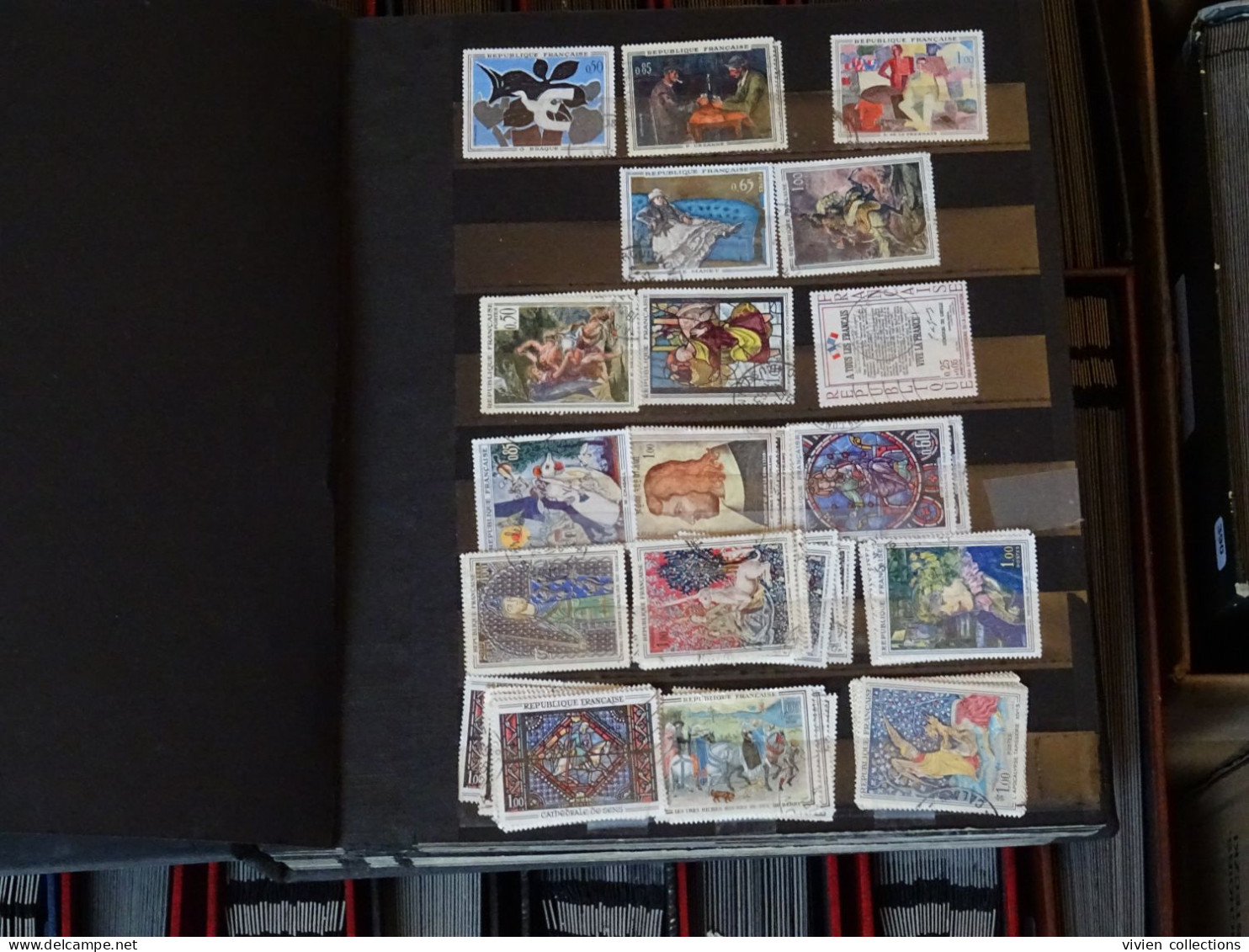 97 classeurs de timbres dont France avec une collection en 3 albums, colonies françaises avant et après indépendances...