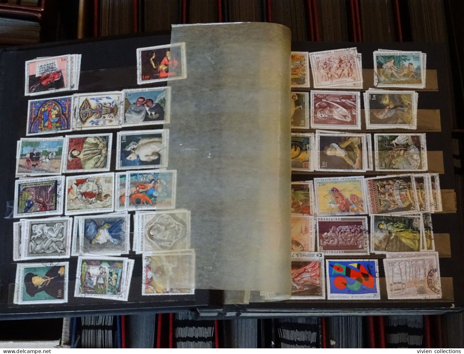 97 classeurs de timbres dont France avec une collection en 3 albums, colonies françaises avant et après indépendances...