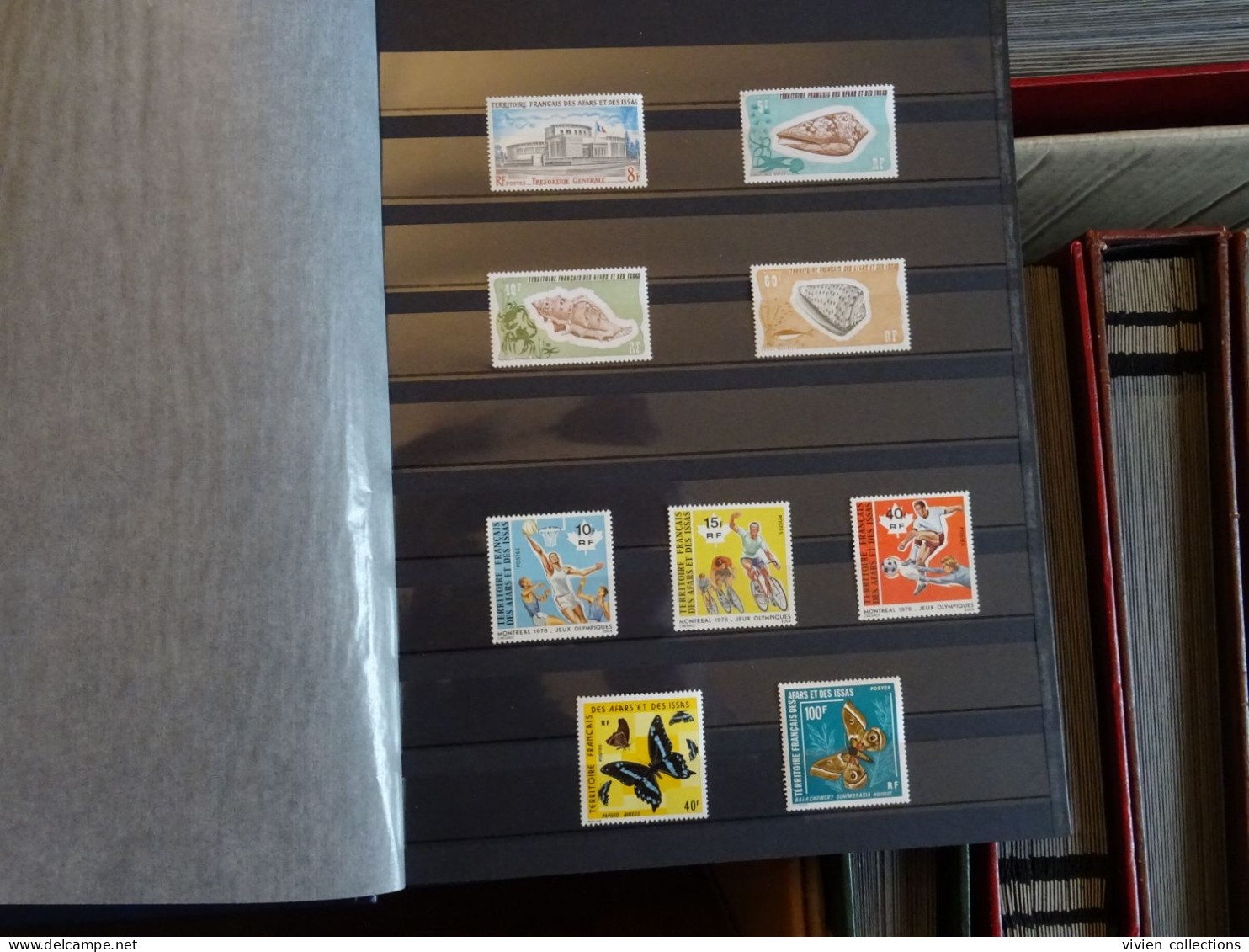 97 classeurs de timbres dont France avec une collection en 3 albums, colonies françaises avant et après indépendances...