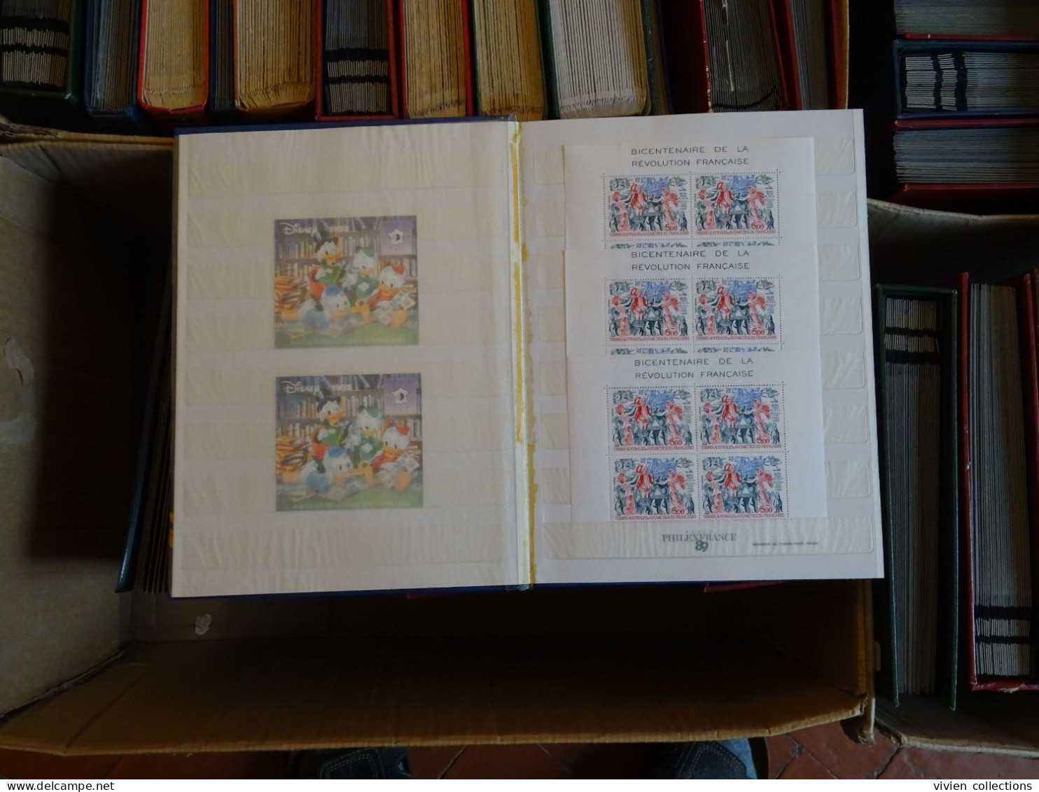 97 classeurs de timbres dont France avec une collection en 3 albums, colonies françaises avant et après indépendances...