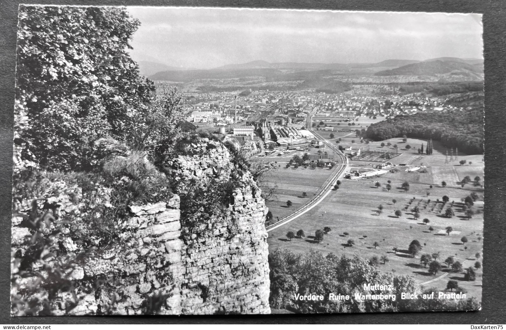 Mitten/ Vordere Ruine Wartenberg/ Blick Auf Pratteln - Muttenz